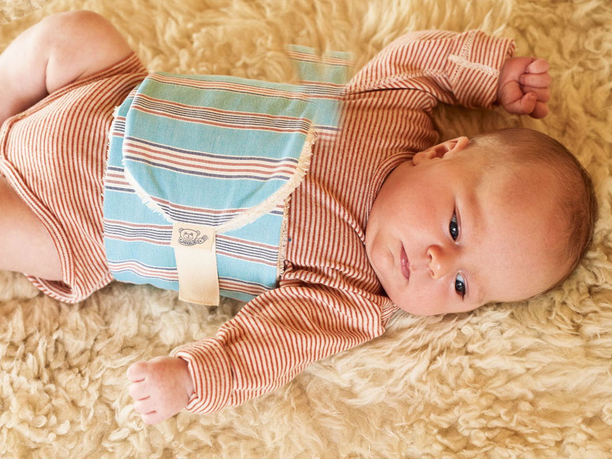 baby mit bauchwickel